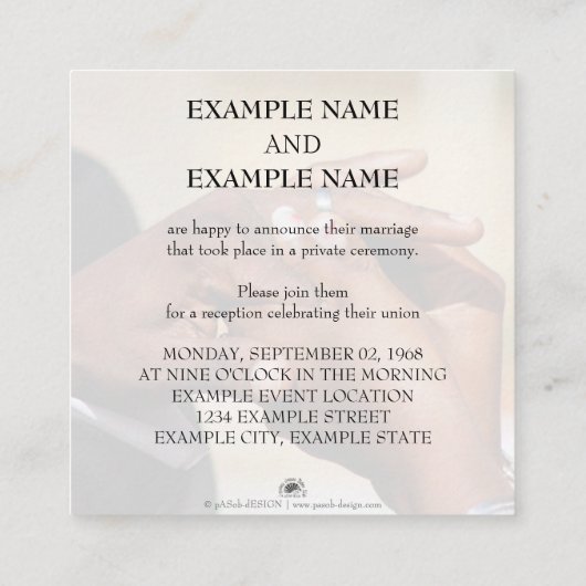 Handen van een bruiloft met ring informatiekaartje (Achterkant)