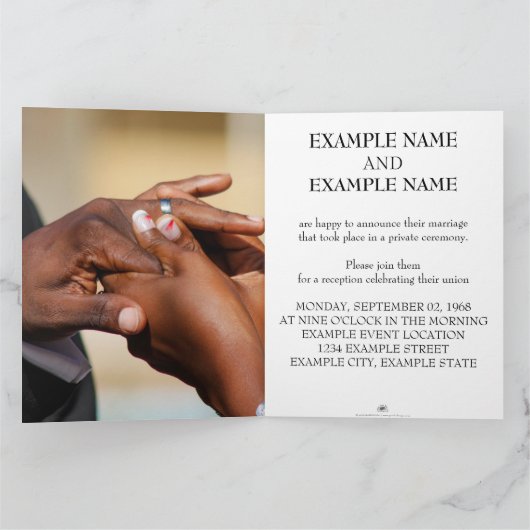 Handen van een bruiloft met ring kaart (Binnen)