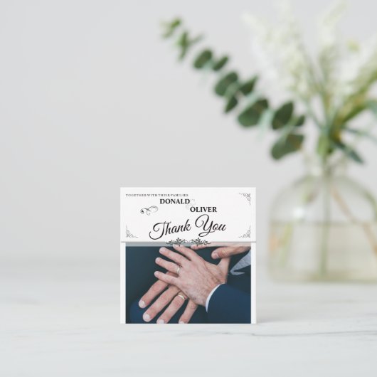 Handen van een Gay Bruiloft Paar met Ringen Informatiekaartje (Staand voorkant)