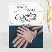 Handen van een Gay Bruiloft Paar met Ringen Kaart (Gele Bloem)