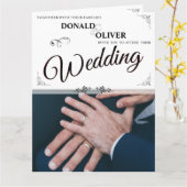 Handen van een Gay Bruiloft Paar met Ringen Kaart (Gele Bloem)