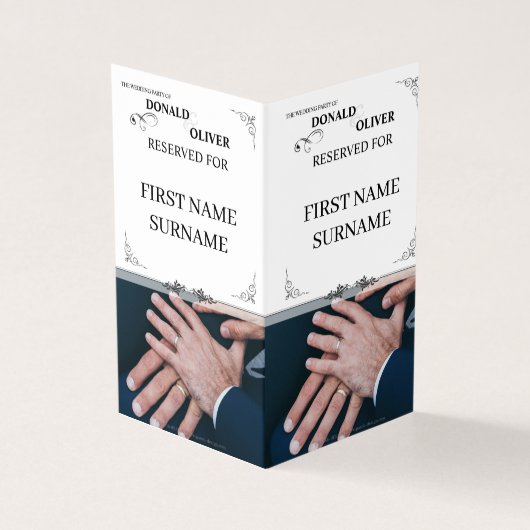 Handen van een Gay Bruiloft Paar met Ringen Kaart (Buitenkant)