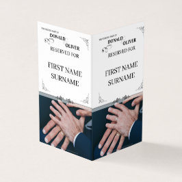 Handen van een Gay Bruiloft Paar met Ringen Kaart