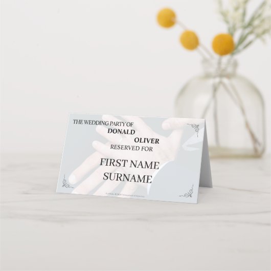 Handen van een Gay Bruiloft Paar met Ringen Plaatskaartje (Voorkant)