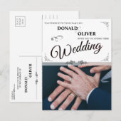 Handen van een Gay Bruiloft Paar met Ringen Uitnodiging Briefkaart (Voorkant / Achterkant)