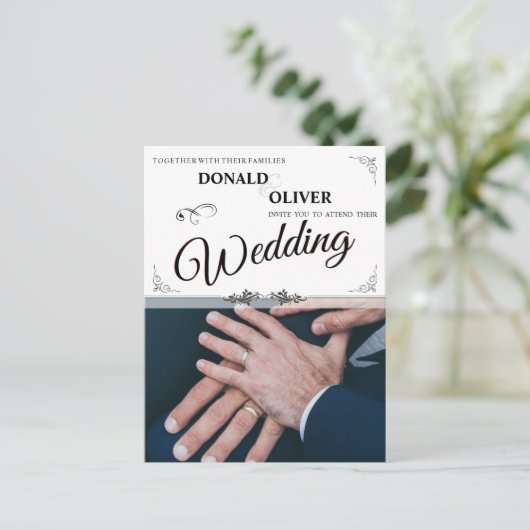 Handen van een Gay Bruiloft Paar met Ringen Uitnodiging Briefkaart (Staand voorkant)