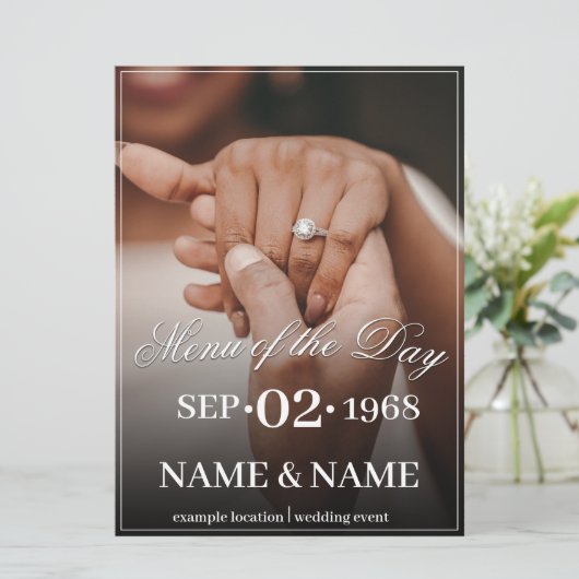 Handen van een gekleurd bruidspaar met ring (Staand voorkant)