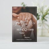 Handen van een gekleurd bruidspaar met ring (Staand voorkant)