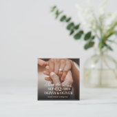 Handen van een gekleurd bruidspaar met ring informatiekaartje (Staand voorkant)