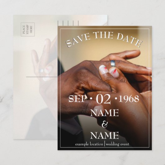 Handen van een gekleurd bruidspaar speld de ring v uitnodiging briefkaart (Voorkant / Achterkant)