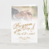 Handen van een gekleurd bruidspaar spelden een gou feestdagen kaart (Voorkant)