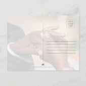 Handen van een gekleurd bruidspaar spelden een rin uitnodiging briefkaart (Achterkant)