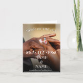 Handen van een gekleurd bruidspaar spelden op de r aankondiging (Voorkant)