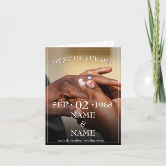 Handen van een gekleurd bruidspaar spelden op de r aankondiging (Voorkant)