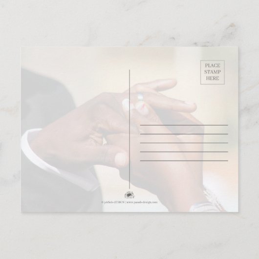 Handen van een gekleurd bruidspaar spelden op de r uitnodiging briefkaart (Achterkant)