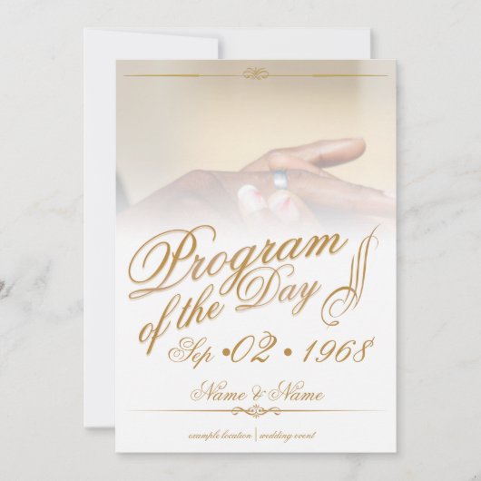 Handen van een gekleurd bruidspaar spelden op ring (Voorkant)