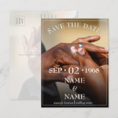 Handen van een gekleurd bruidspaar spelden op ring uitnodiging briefkaart (Voorkant / Achterkant)