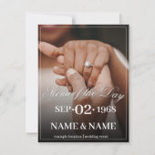 Handen van een gekleurd bruiloft paar met ring (Voorkant)