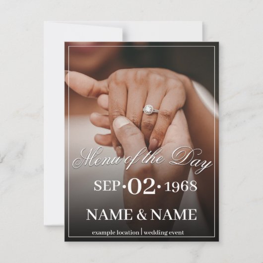 Handen van een gekleurd bruiloft paar met ring (Voorkant)