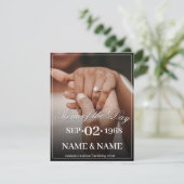 Handen van een gekleurd bruiloft paar met ring (Staand voorkant)