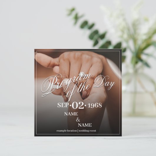 Handen van een gekleurd bruiloft paar met ring (Staand voorkant)