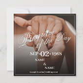 Handen van een gekleurd bruiloft paar met ring (Voorkant)