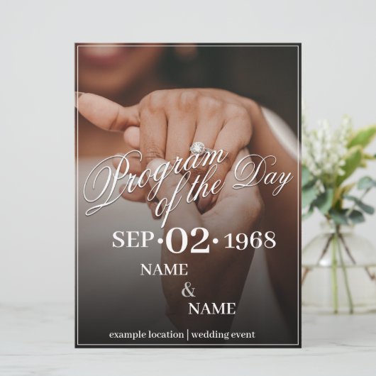 Handen van een gekleurd bruiloft paar met ring (Staand voorkant)