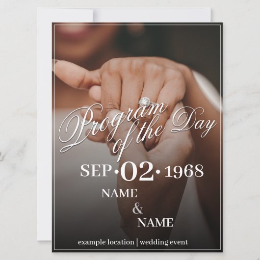 Handen van een gekleurd bruiloft paar met ring (Voorkant)