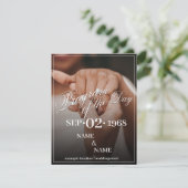 Handen van een gekleurd bruiloft paar met ring (Staand voorkant)