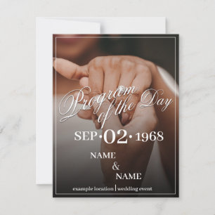 Handen van een gekleurd bruiloft paar met ring