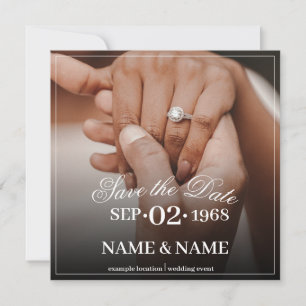 Handen van een gekleurd bruiloft paar met ring