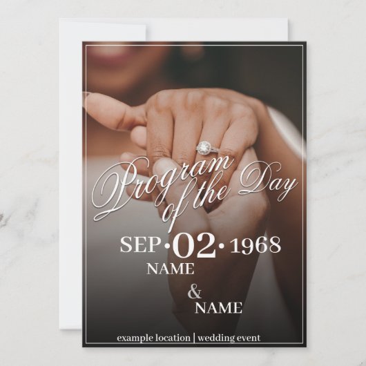 Handen van een gekleurd bruiloft paar met ring (Voorkant)