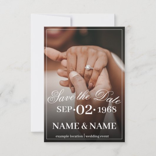 Handen van een gekleurd bruiloft paar met ring (Voorkant)