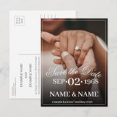 Handen van een gekleurd bruiloft paar met ring aankondigingskaart (Voorkant / Achterkant)