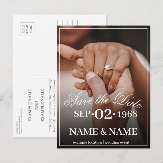 Handen van een gekleurd bruiloft paar met ring aankondigingskaart (Voorkant / Achterkant)