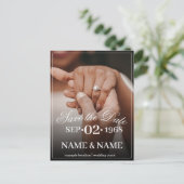 Handen van een gekleurd bruiloft paar met ring aankondigingskaart (Staand voorkant)