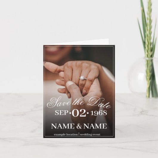 Handen van een gekleurd bruiloft paar met ring bedankkaart (Voorkant)