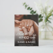 Handen van een gekleurd bruiloft paar met ring briefkaart (Staand voorkant)