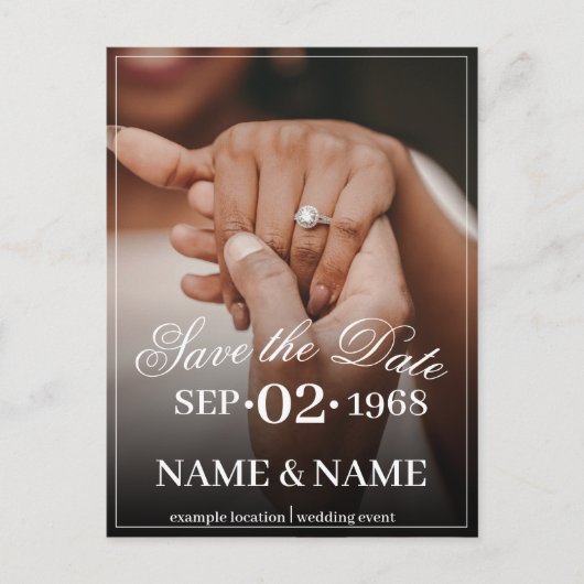 Handen van een gekleurd bruiloft paar met ring briefkaart (Voorkant)