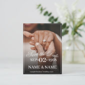 Handen van een gekleurd bruiloft paar met ring feestdagenkaart (Staand voorkant)