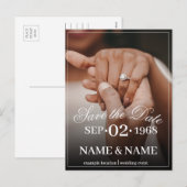 Handen van een gekleurd bruiloft paar met ring feestdagenkaart (Voorkant / Achterkant)