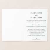 Handen van een gekleurd bruiloft paar met ring folie kaarten (Binnen)