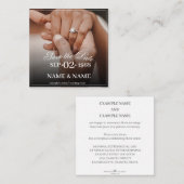 Handen van een gekleurd bruiloft paar met ring informatiekaartje (Voorkant / Achterkant)