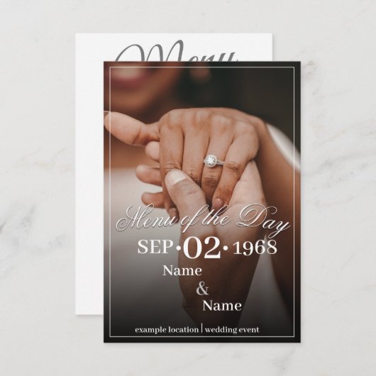 Handen van een gekleurd bruiloft paar met ring informatiekaartje (Voorkant / Achterkant)