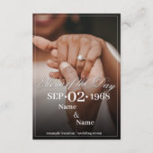 Handen van een gekleurd bruiloft paar met ring informatiekaartje (Voorkant)