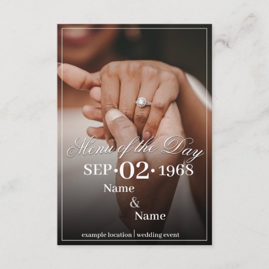 Handen van een gekleurd bruiloft paar met ring informatiekaartje (Voorkant)