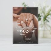 Handen van een gekleurd bruiloft paar met ring informatiekaartje (Staand voorkant)