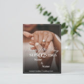 Handen van een gekleurd bruiloft paar met ring informatiekaartje (Staand voorkant)