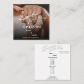 Handen van een gekleurd bruiloft paar met ring informatiekaartje (Voorkant / Achterkant)