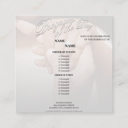 Handen van een gekleurd bruiloft paar met ring informatiekaartje (Achterkant)